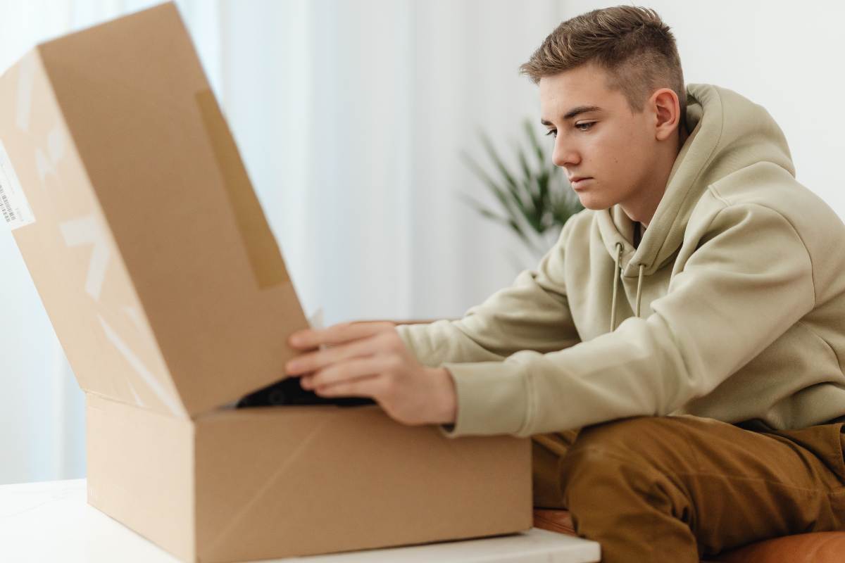 ragazzo apre scatola 